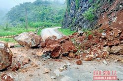 Thuận Châu: Sạt lở đá trên tỉnh lộ 116 khiến giao thông ùn tắc cục bộ