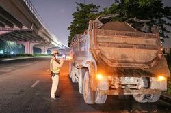 CSGT tuần đêm, xử lý xe tải chở vật liệu rơi vãi