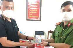 Công an trao trả 10 triệu đồng cho công dân để quên tại cây ATM