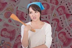 Nhận bồi thường 4.500 USD hậu ly hôn vì 7 năm phải làm nội trợ