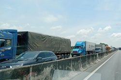Lắp biển chỉ dẫn đường, cao tốc TP.HCM - Trung Lương ùn tắc 10 km
