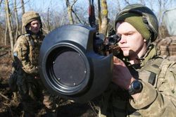 Phương Tây ồ ạt bơm vũ khí, Ukraine mò mẫm tìm cách sử dụng