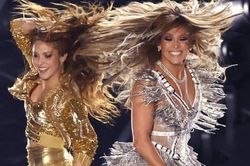 Jennifer Lopez gọi việc đứng chung sân khấu với Shakira là tồi tệ