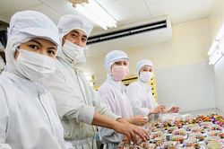 Đi siêu thị, du học sinh 'nâng lên đặt xuống' vì giá cả tăng
