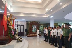 Chính trị - Xã hội Theo dòng thời sự Dâng hoa, báo công lên Chủ tịch Hồ Chí Minh