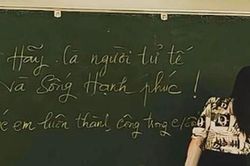 Xúc động trước bài tập cuối cùng cô giáo chủ nhiệm gửi đến học trò trong buổi chia tay