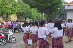 Chờ mở cổng quá lâu, thí sinh ùa vào điểm thi như 'ong vỡ tổ'