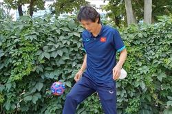 HLV Gong trổ tài tâng bóng
