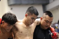 Duy Nhất dìu bại tướng rời sân tại Lion Championship