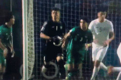 Thủ môn U23 Uzbekistan nhận thẻ đỏ sau pha đánh cùi chỏ