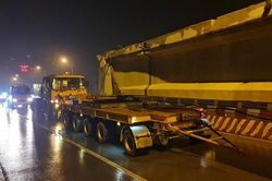 Vận chuyển nhịp cầu Vĩnh Tuy nặng hàng chục tấn như thế nào?