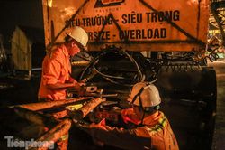 Rào chắn đường dẫn, xuyên đêm vận chuyển dầm cầu Vĩnh Tuy 2