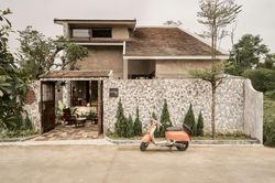 Tặng bố mẹ nhà lợp ngói đất sét 100m2 gợi nhớ ngày xưa cũ