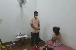 Tạm giữ quản lý quán karaoke điều 2 nữ nhân viên đi bán dâm cho khách