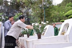 Thủ tướng dâng hương tưởng nhớ các anh hùng liệt sỹ tại Hà Tĩnh