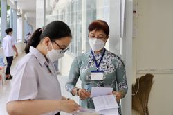 Hình ảnh học sinh ở TP.HCM bắt đầu kỳ thi tuyển sinh vào lớp 10
