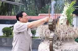 Thủ tướng dâng hương tưởng niệm ở Khu Di tích Ngã ba Đồng Lộc