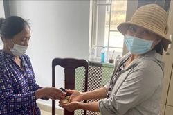 Nhặt được bọc vàng 9999 vứt ngoài chợ, cô lao công có hàng động đáng quý