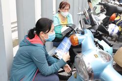Thi vào lớp 10 ở TPHCM: Con hồi hộp, mẹ 'đội nắng' chờ ngoài cổng trường