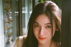 Giữa khuya, chồng gọi tôi dậy rồi chìa ra 3 tấm vé máy bay