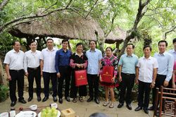 Đoàn công tác tỉnh Lào Cai khảo sát, trao đổi kinh nghiệm sản xuất nông nghiệp, du lịch tại tỉnh Sơn La