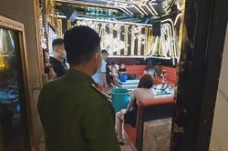 Quán karaoke dụ khách 'vui vẻ tại chỗ'