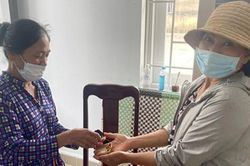Quét rác ở chợ nhặt được túi vàng 9999, cô lao công có hàng động đáng quý