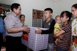 Thủ tướng thăm, tặng quà công nhân; kiểm tra thi công cây cầu huyết mạch tại Bắc Giang