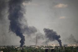 Xung đột Nga-Ukraine: Moscow pháo kích gây cháy nhà máy hóa chất tại Sievierodonetsk, Canada mua vũ khí từ Mỹ cung cấp thêm cho Kiev