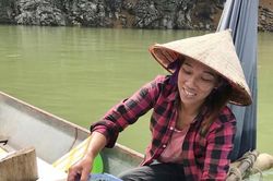 Đánh bắt loài cá trắng ngần đặc sản trên hồ thủy điện Hòa Bình