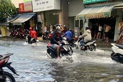 TPHCM bất ngờ xuất hiện mưa đá, dông mạnh