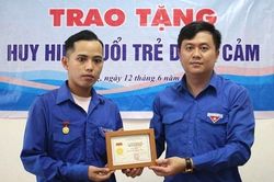 Trao huy hiệu Tuổi trẻ dũng cảm cho thanh niên cứu học sinh đuối nước