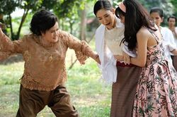 Mới sinh con được mẹ đẻ lên chăm cháu nào ngờ bị mẹ chồng chèn ép mắng mỏ luôn cả bà thông gia