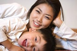 Con hỏi: 'Bố làm việc rất chăm chỉ, tại sao chúng ta vẫn nghèo?', câu trả lời của mẹ nhận lời khen
