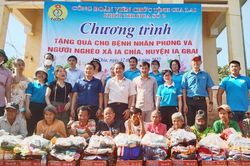 Tặng 100 suất quà cho bệnh nhân phong, người nghèo xã Ia Chía