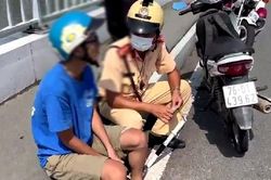 CSGT trấn an, khuyên nhủ người đàn ông bỏ ý định tự tử
