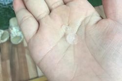 TPHCM bất ngờ xuất hiện mưa đá