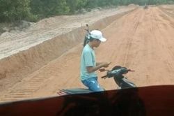 Vụ quản lý mỏ đất ở Quảng Trị chặn đường, chém vỡ kính ô tô có bị 'chìm xuồng'?