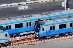 Vết vẽ bậy trên tàu metro số 1 được dán băng keo, chờ khắc phục