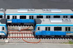 Che kín hình vẽ bậy trên 2 toa tàu metro số 1