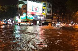 Nhiều tuyến phố ở Hà Nội ngập sâu sau cơn mưa lớn