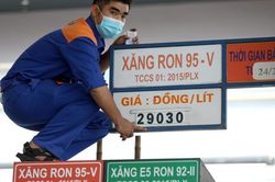 Giá xăng tăng lần thứ 6 liên tiếp, RON95 vượt mốc 32.000 đồng/lít