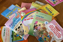 Gánh nặng giá sách giáo khoa: Phụ huynh 'kêu trời'