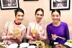 Hoa hậu Quốc tế 2019 mặc áo dài đi ăn bún chả cùng Á hậu Phương Anh ngay khi vừa đến Việt Nam