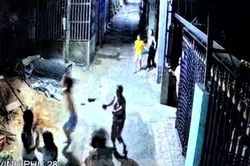 Clip hàng xóm đánh nhau do chó thả rông, một người nguy kịch