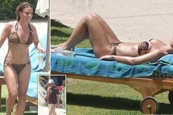 Bà xã Rooney diện bikini da báo sexy tắm nắng ở Dubai sau phiên tòa xử vụ kiện phỉ báng
