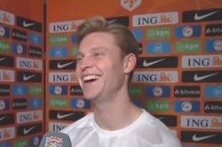 Frenkie De Jong 'cười tươi' khi bị Barcelona từ chối hỏi mua từ Man Utd