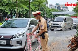 Hà Nội: Khẩn trương xử lý cành cây đa trăm tuổi bị gẫy, chắn ngang đường