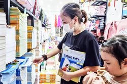 Giá sách giáo khoa tăng cao khiến nhiều phụ huynh gặp khó khăn
