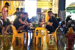 Người Hà Nội co chân ngồi nhậu giữa mênh mông nước